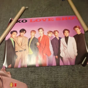 Exo poster - Fint skick, som ny! Kommer inte ta fler bilder så fråga inte om det. Väldig stor poster!