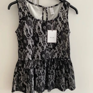 Topp - Säljer denna Super söta helt oanvänd topp från vila. Storlek M.  Pris kan diskuteras 💕