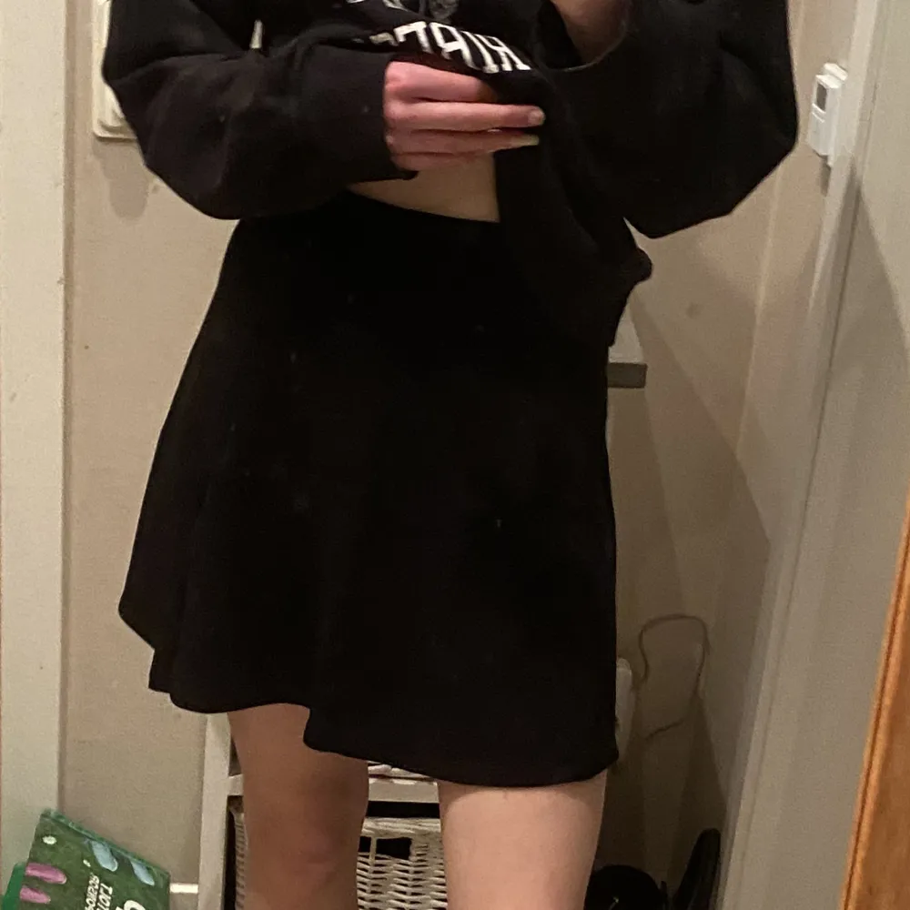 En basic svart kjol med dragkedja bak från h&m divided💕Använd 1 gång och är felfri. Strl. XS och är högmidjad☺️. Kjolar.