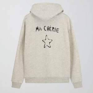 Jätte fin hoodie från Gina tricot med trycket ”ma cherie” jätte fin verkligen, köpte i somras och i super kvalitet❤️ lite så ”nopprig” i insidan då jag har tvättat den ❤️storlek 146/152