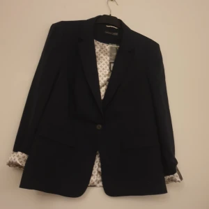 Atmosphere damkavaj - Marinblå med mönstrat imnertyg. Ny med lapp kvar.