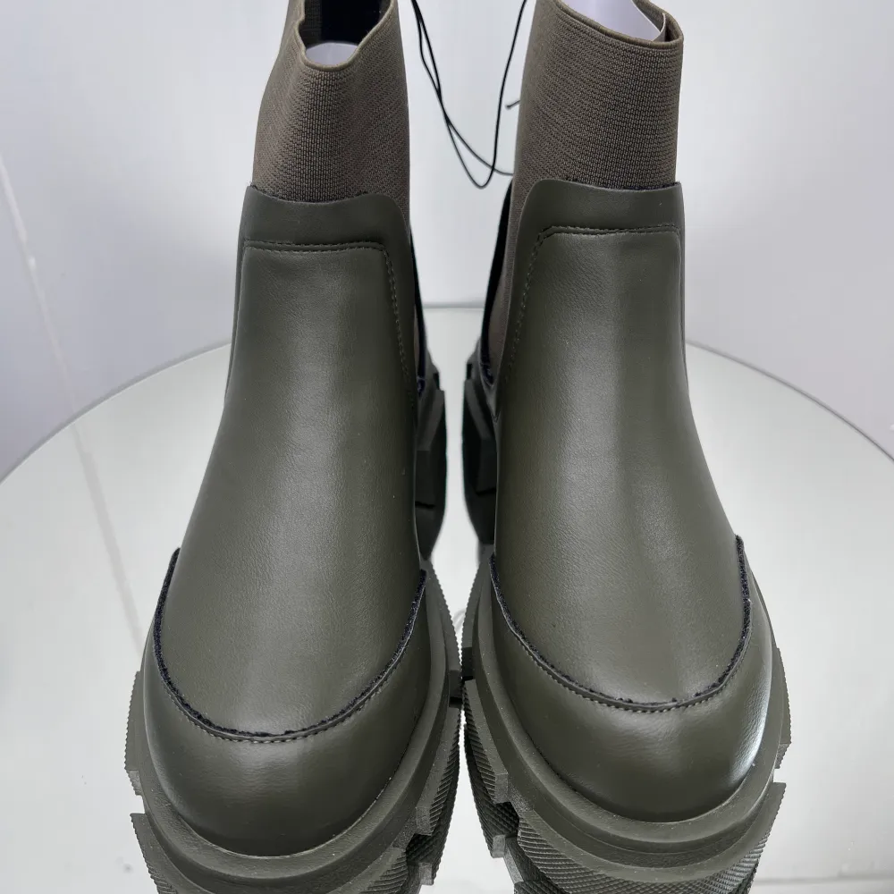 Låga boots med en chunky design. Bootsen är gröna och har grova sulor. De har en resår på sidorna. Ord pris 599kr. Skor.