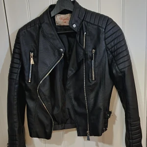 Bikerjacka - Snygg bikerjacka som aldrig har kommit till användning, så i nyskick 