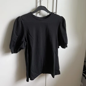T-shirt med puffärmar - Säljer denna as snygga t-shirt med puffärmar. Köpt på vero moda, har även en likadan i vit som jag också säljer på min profil!! Storlek S. Skriv gärna vid frågor eller vid fler bilder🩷