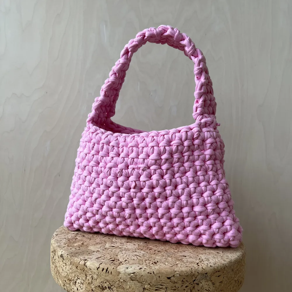 handvirkad cute rosa väska gjord av återvunnet material. . Väskor.