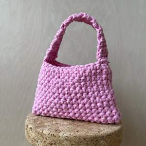 handvirkad cute rosa väska gjord av återvunnet material. 