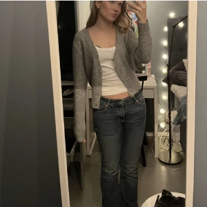 Grå zara kofta - Grå kofta / cardigan från Zara💗Storlek Xs och passar perfekt nu till hösten. Ompublicerade så koftan får fri frakt! Skriv vid intresse💗