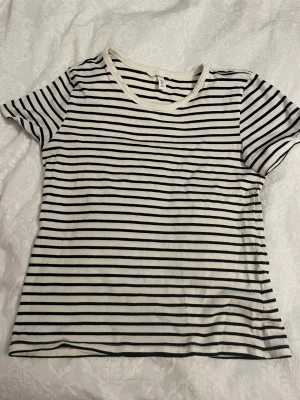 T-shirt från hm - Randig tshirt från hm storlek M!❤️
