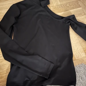 Tröja  - Väldigt fin, ganska ny!