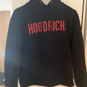 Hej säljer nu min Hoodrich tröja som är i väldigt bra skick och har bara använts några gånger.