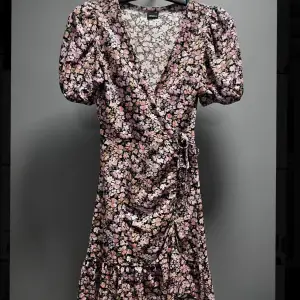 Rosa blommig klänning från Ginatricot. Klänningen är i storlek XS och köptes 2021. Skriv för fler bilder. 