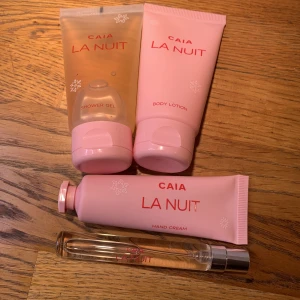 Caia Cosmetics La Nuit body lotion, shower gel, parfym, handkräm  - Caia La Nuit set med 4 helt oanvända mini produkter från Caias limited edition första julkalender. Parfym: 11 cm och 9 ml. Handkräm: 11 cm och 30 ml. Body lotion: 11 cm och 50 ml. Shower gel: 11 cm och 50 ml. Nypris på allt tillsammans runt 300kr