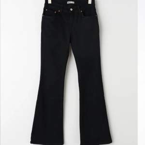 Säljer dessa low waist jeans från Gina. Byxorna är bootcut och i st 34!🙌
