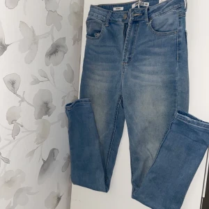 Jeans😍 - Säljer ett par jättefina skinny jeans❤️ Som nya. Köpte dom från sellpy men har aldrig använt dom så till och me lappen sitter kvar. Inga skador. Ny sick❤️ Jag är ca 165 och är nästan lite långa i benet men bara typ 1 cm elle nåt