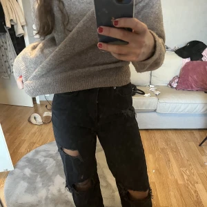 Na-kd jeans  - Vida jeans ifrån Na-kid med slitningar som man ser på bilderna. Jeansen är i mycket bra skick då de knappt är använda och de är i en strl 36! 