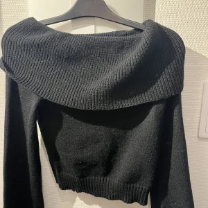 Off shoulder tröja - Säljer denna off shoulder tröja från SHEIN då den aldrig kommit till användning