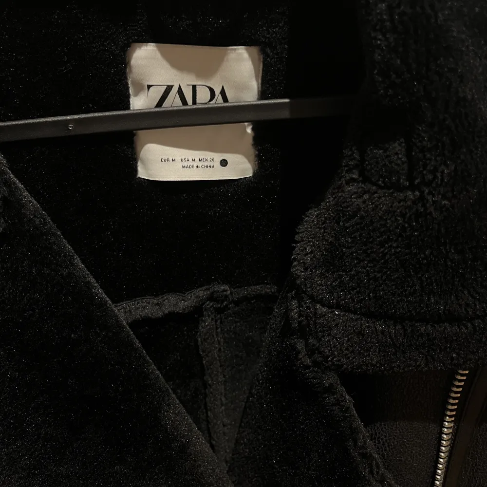 Säljer denna vinterjacka / kappa / skinnjacka från Zara som är fodrad. Supervarm, använd både höst och vinter, bra skick (inga hål eller repningar). . Jackor.