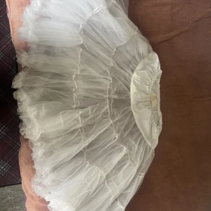 Tyllkjol - Tyllkjol perfekt för knälånga klänningar. Sparsamt använd.  Märket Hell Bunny storlek L-XXL