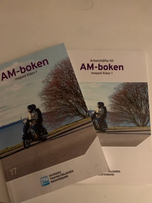 Moped körkort (AM böcker)  - Helt nya och oanvända teori böcker. Superbra för att sitta och plugga med inann teoriprovet. Både teori boken och ett arbetshäfte med frågor. 