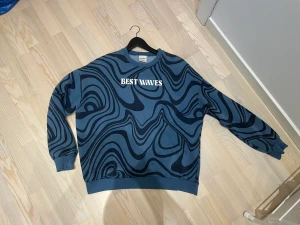 Pull&bear tjocktröja  - Supercool tröja fr pullnbear. Storleken på etiketten säger XS men den är oversized på mig som är S så jag skulle säga att den är mer lik M 