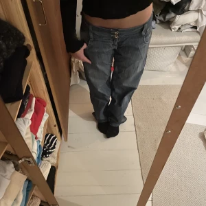 Lågmidjade jeans - Lågmidjade otroligt sköna jeans. Som referens är jag 164😊jag brukar ha 34 eller 36 på nya jeans, dessa är gammla så strl 31 motsvarar inte dagens 31💕