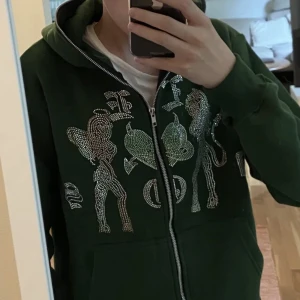Rhinestone hoodie - Säljer min rhinestone zip hoodie i helt ny skick. Tröjan har använts bara en eller två gånger. Hör av dig ifall du har någon fundering eller liknande!