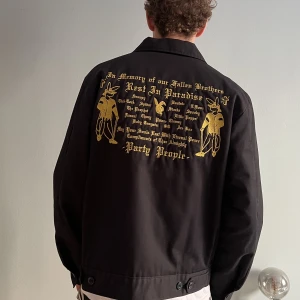 Dickies x Paradise.Nyc - ”Rest In Paradise Party People” Rare och unik jacka från Dickies x Paradise.Nyc. Jättefint skick! Skriv för fler frågor eller bilder :)   