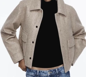 Zara jacka - Super fin jacka som är perfekt till hösten eller våren men även till en svalare vinter.använd ett fåtal gånger och är lite nopprig vid armarna men inget man tänker på.skriv om du vill ha flera bilder eller har nån fundering💕