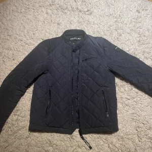 Replay James Nylon Quilt (blå) - Mycket bra skick, inga skador, sparsamt använd, storlek: S, Inköps pris var 1999Kr