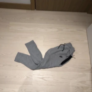 Nike tech byxa - 10/10 inga skador. Köpte i somras, använder inte längre. Finns tröja, köper man hela setet 200kr billigare. Kom pm för mer svar 