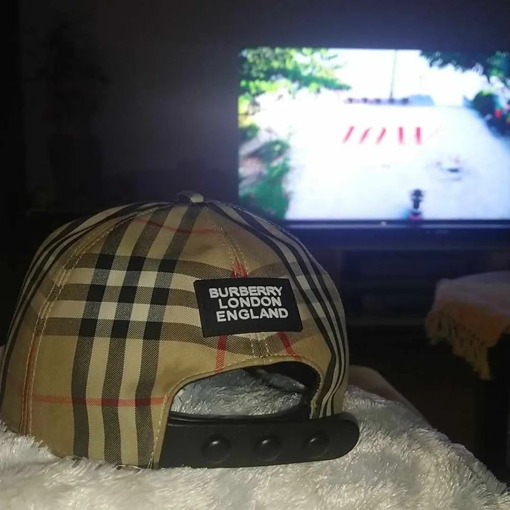 Burberry keps i stl m, äkta  Finns i Lund att hämta kan även postas vid överrenskommelse, där köparen stor för frakten.  Pris kan diskuteras vid köp.. Accessoarer.