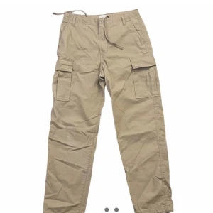 Byxor - Carpenter byxor i chinos (Biege) Storlek: 28w Ifrån H&M Inga skador eller märken  Vill bli av med fort därav det låga priset🤩👍