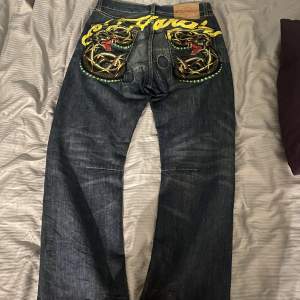 Ed Hardy jeans inga hål alla e lagade och en del av designen😭🙏äkta från 2009 kan fixa mått och även  bild med dem på.  Kan mötas upp runt Norrköping Skriv gärna om de finns fler frågor🙏 