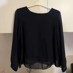 Blå blus  - Säljs då den inte längre används. Storlek S/M. I fint skick. Köparen står för frakten! 