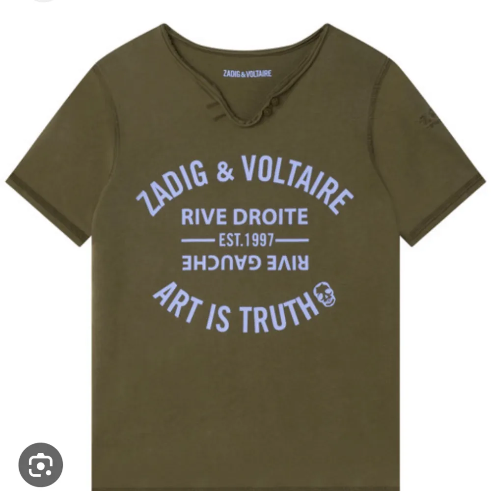 Säljer denna Zadig t-shirt för att den ej kommer till användning❤️. T-shirts.