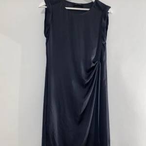 Klänning. - Jättefin och lätt klänning. Slits och knyt band. Aldrig använt.🖤💙