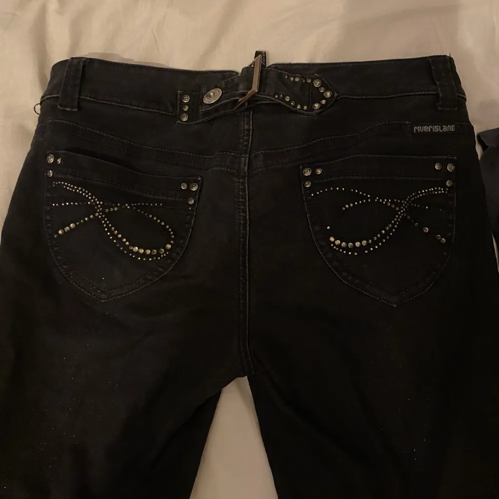 Jättefina och rare river island low waist jeans som jag fick, men dom är tyvärr lite för stora för mig 39cm i midjan 93cm i längden. Jeans & Byxor.