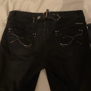 Low waist river island jeans  - Jättefina och rare river island low waist jeans som jag fick, men dom är tyvärr lite för stora för mig 39cm i midjan 93cm i längden
