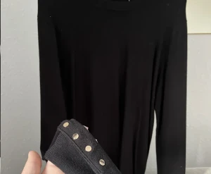Zara tröja  - Säljer en ganska tunn svart fin tröja men guld detaljer. Den är i storlek M/L och är i Nyskick. Jag säljer den för 150 kr💕