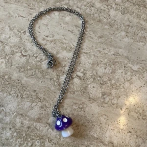 Svamp lila halsband choker - Choker med lila svamp. I bra skick!  Finns att hämtas upp i Stockholm! Titta gärna in mina andra annosner och hör av dig om du har någon fundering!