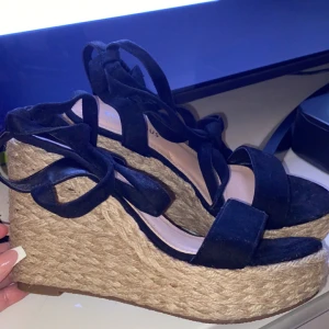 Kilklackar - Oanvända kilklackar i strl 38