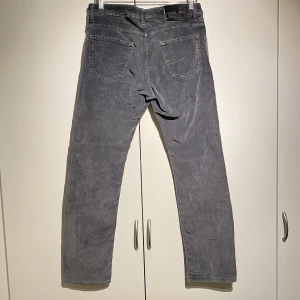 Jacob Cohën Slim Fit Jeans i nyskick - Hej, säljer ett par grymma Jacob Cohën jeans. Storlek 30 30 med perfekt passform. Slimfit. Otroligt kvalitativa. Cohën parfymerad. Sparsamt använda. Nypris över 5400kr. Fler bilder i DM. Pris kan diskuteras. Hörs vid frågor. 