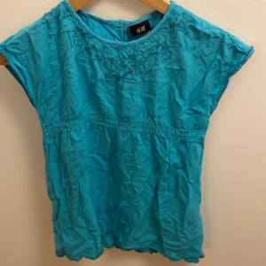 Blå vintage blus - Köpt från hm för några år sedan, suuuuper fin tröja med lite fina mönster. Säljer för att den blivit för liten för mig så den kommer inte till användning länge och behöver en ny ägare. pris kan diskuteras, storleken står att de är 146 men passar xxs/xs❤️