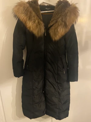 Hollies jacka SVART - En perfekt vinterjacka som är både väldigt varm och snygg! Den är figursydd och passar alla former. Pälsen är väldigt lyxig också🌟