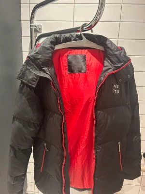 Philipe plein jacka - Använd ca 3 gånger skick 9/10 liten lapp för hål på armen men syns knappt. Nypris 12000 kr 