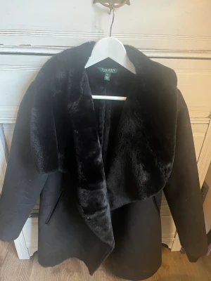 Ralph Lauren fuskpälsjacka  - Supersnygg jacka från Ralph Lauren  Nypris 2900kr 