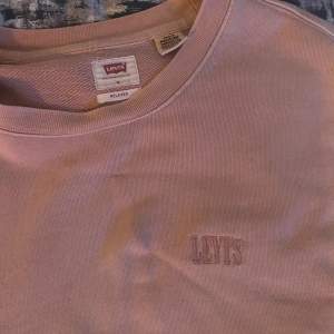 Rosa Levis sweater i storlek S men passar även bra på M. Condition: 8/10, bra skick med en eller två små fläckar. Mått: 50cm midja, 69cm längd.