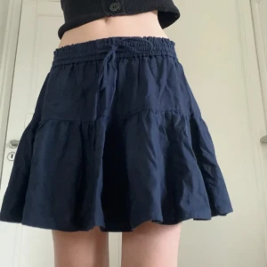 Kjol - Så söt marinblå kjol!