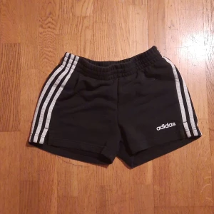 Adidas shorts - Ett par adidas shorts som är korta men väldigt bekväma. De är i bra skick. De är storlek L men passar som en s-xs.