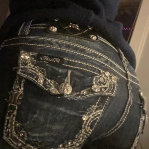 miss me jeans  - !!BUDGIVNING ÄR INTE AVSLUTAD!! så fina i super bra skick, inga defekter. rakt över midjan: 37 cm, innebensmått: 79 cm ytterbensmått: 104 cm. storlek 26 ❤️